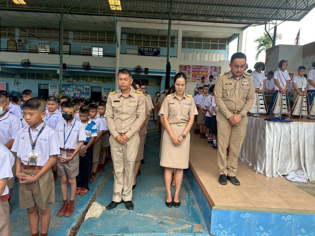 ร่วมยืนสงบนิ่งน้อมถวายความอาลัย สมเด็จพระนางเจ้าสิริกิติ์ พระบรมราชินีนามราชินีนาถ พระบรมราชนนีพันปีหลวง